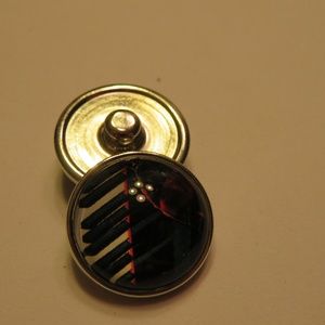 Piano Snap. Fits all findings in my closet